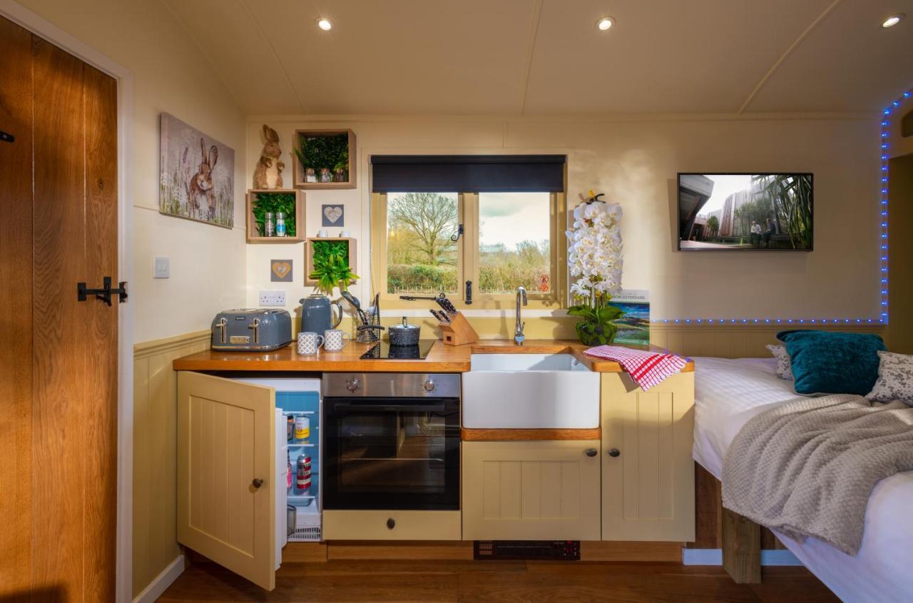 Hillside View Shepherds Hut - Ockeridge Rural Retreats Little Witley المظهر الخارجي الصورة