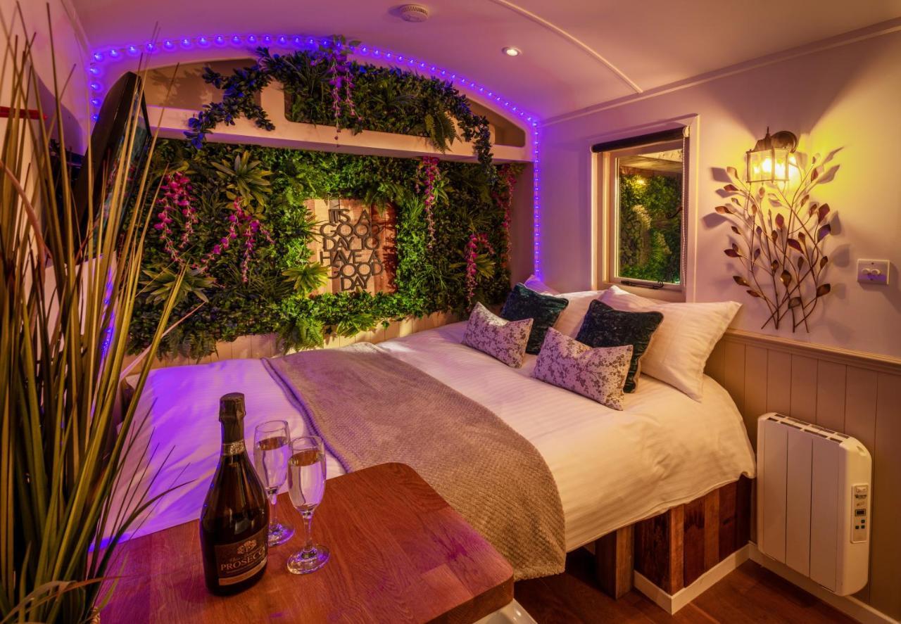 Hillside View Shepherds Hut - Ockeridge Rural Retreats Little Witley المظهر الخارجي الصورة