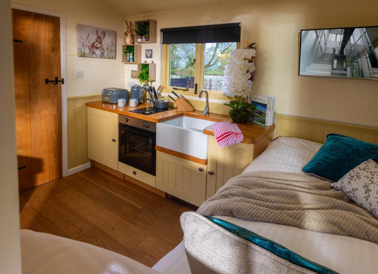 Hillside View Shepherds Hut - Ockeridge Rural Retreats Little Witley المظهر الخارجي الصورة