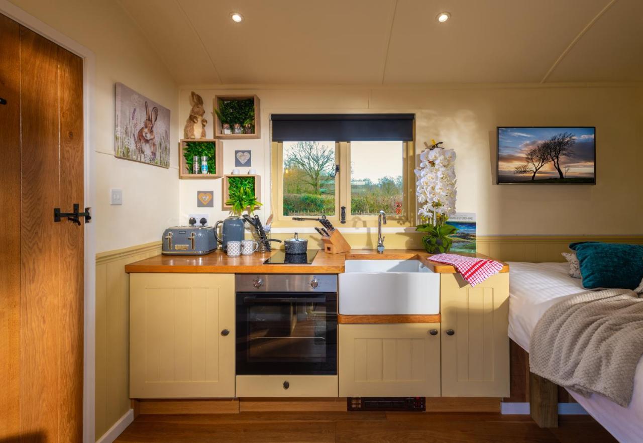 Hillside View Shepherds Hut - Ockeridge Rural Retreats Little Witley المظهر الخارجي الصورة