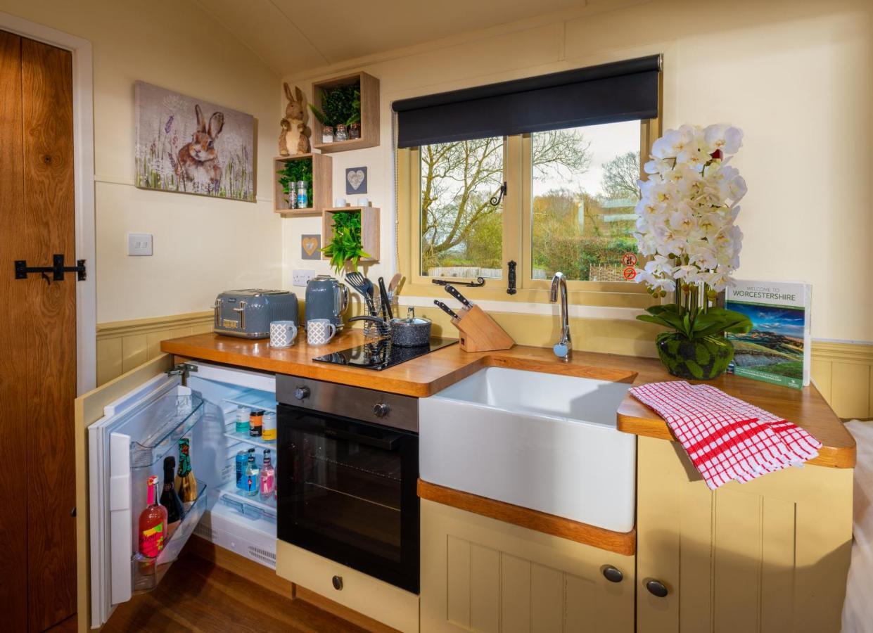 Hillside View Shepherds Hut - Ockeridge Rural Retreats Little Witley المظهر الخارجي الصورة