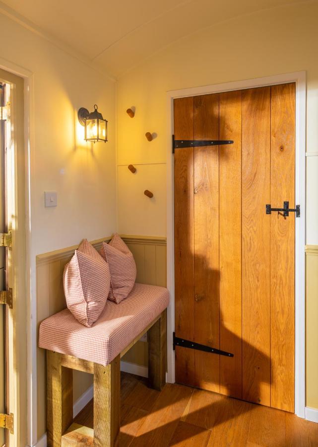 Hillside View Shepherds Hut - Ockeridge Rural Retreats Little Witley المظهر الخارجي الصورة